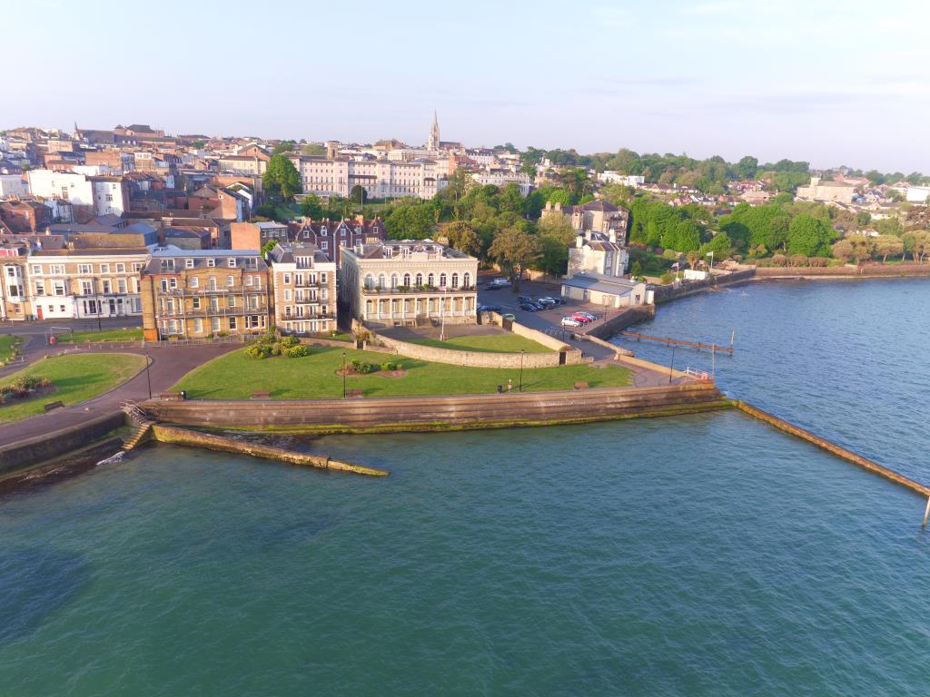Lot: 40 - FREEHOLD FOUR STOREY WATERFRONT BUILDING WITH POTENTIAL - Library picture from The Solent Side of the Building